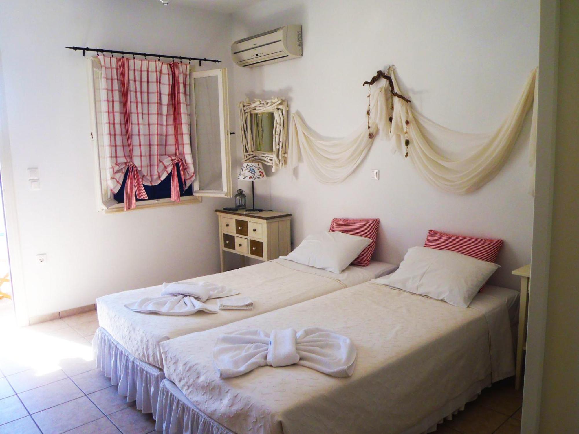 Plori Studios And Apartments Aegiali Extérieur photo